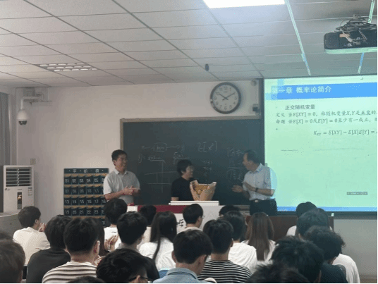 信通太阳集团领导班子、工会、院办负责人在教师节向教师代表献花送祝福